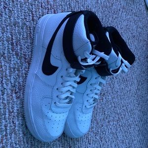 Mens 9.5 nike air high rise shoe. Worn only once. In absolute great condition